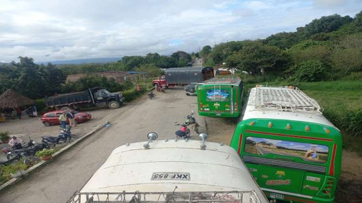 Cansados de tanto abandono estatal, campesinos bloquearon la carretera que comunica a la Playa de Belén con Hacarí./ Foto: Cortesía.