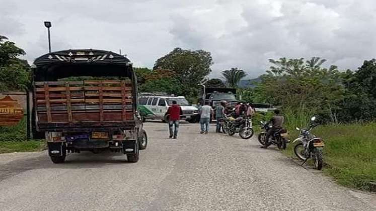 Cansados de tanto abandono estatal, campesinos bloquearon la carretera que comunica a la Playa de Belén con Hacarí./ Foto: Cortesía.