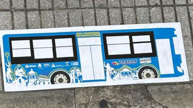 El bus funcionará como el sistema de transmilenios, tendrá unas estaciones específicas delimitadas con una imagen del vehículo en el suelo. / Foto: Nicolás Mojica. 