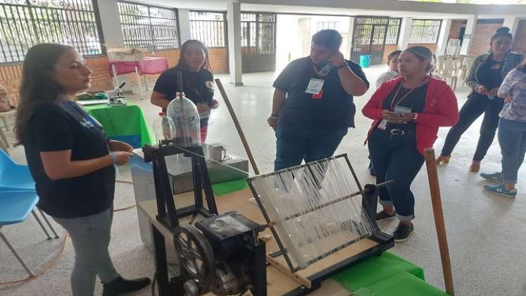 Niños campesinos elaboran las escobas con envases plásticos para, además, erradicar los mosquitos del dengue./ Fotos Cortesía