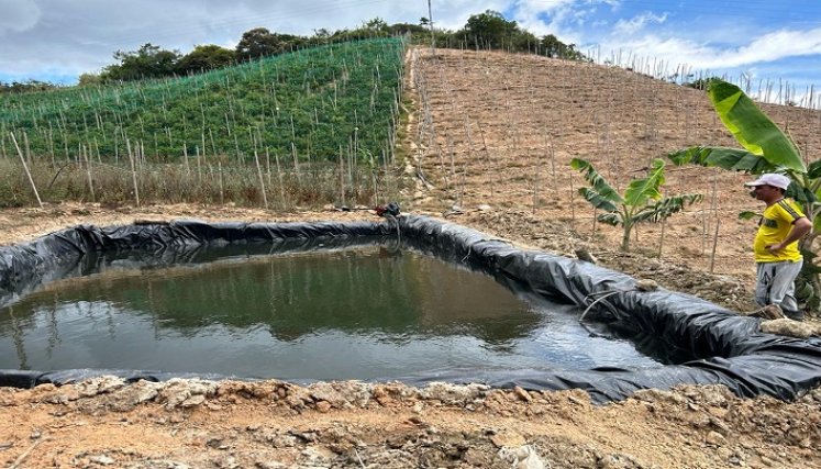 En aras de mejorar las condiciones de vida de los cultivadores de la región se promueven reservorios de agua.