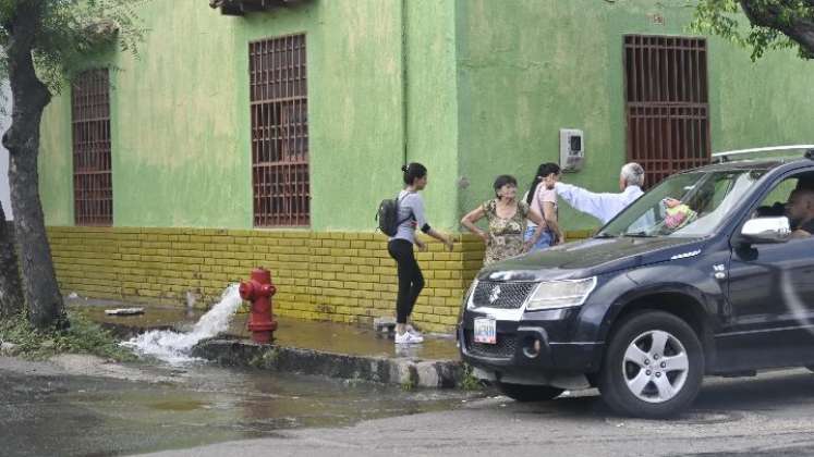 Se abrieron algunos hidrantes del sector. / Foto: Jorge Gutierrez. 