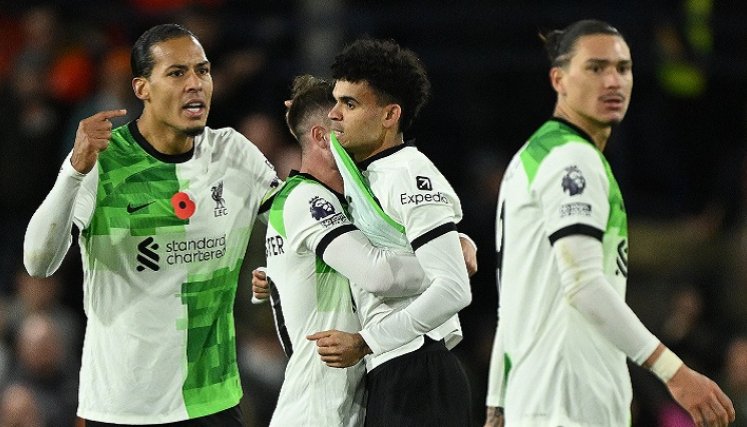 El capitán neerlandés del Liverpool Virgil van Dijk (a la izquierda), se ha solidarizado con el colombiano.