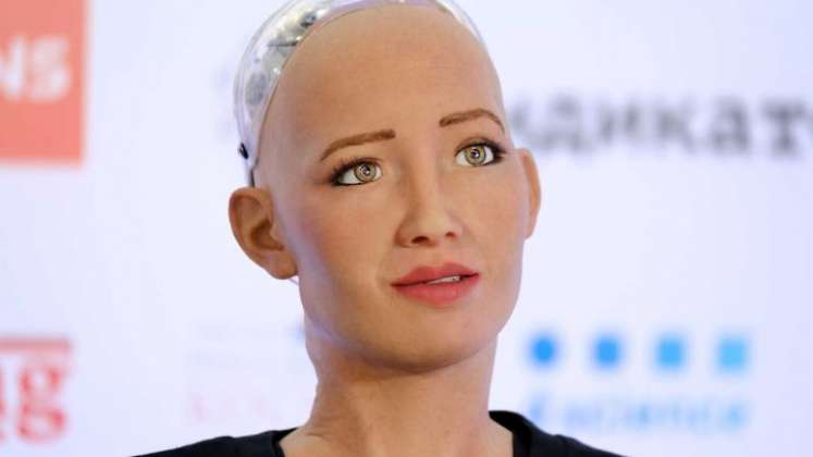 La robot humanoide recoge y almacena información de las conversaciones que mantiene con las personas./ Foto: Cortesí