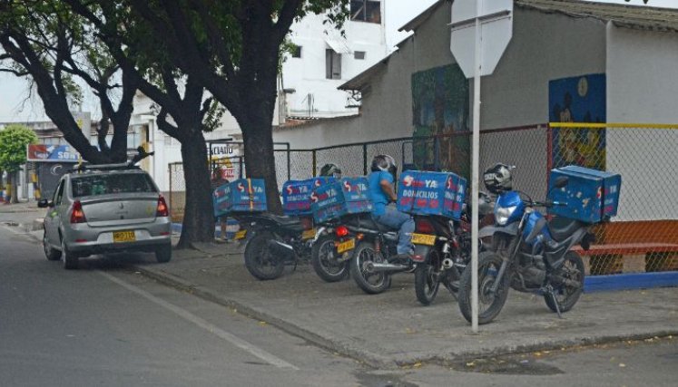 En un alto porcentaje, la mayoría de trabajadores en moto son hombres entre los 20 y 35 años./ Foto Archivo / La Opinión 