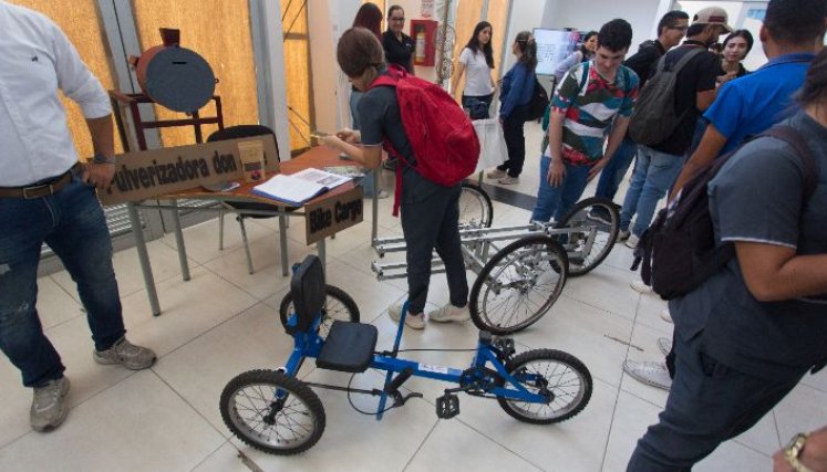 Emprendedores de diferentes edades y profesiones compartieron sus proyectos./Foto Juan Pablo Cohen/La Opinión
