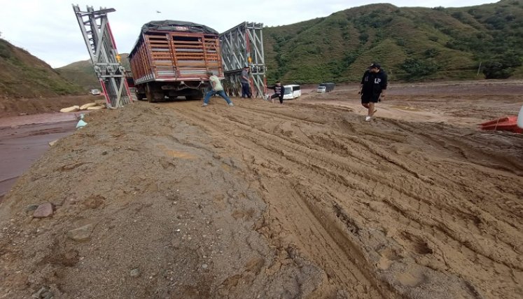 Así amaneció ayer la carretera que conecta con el puente metálico en el sector de El Tarrita, jurisdicción rural de Ábrego. /Foto: Cortesía