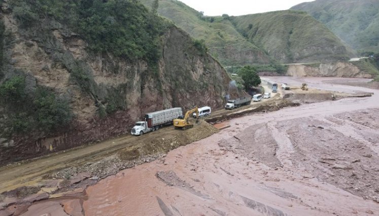 'Empantanada' solución definitiva al problema vial de El Tarrita Así amaneció ayer la carretera que conecta con el puente metálico en el sector de El Tarrita, jurisdicción rural de Ábrego. /Foto: Cortesía