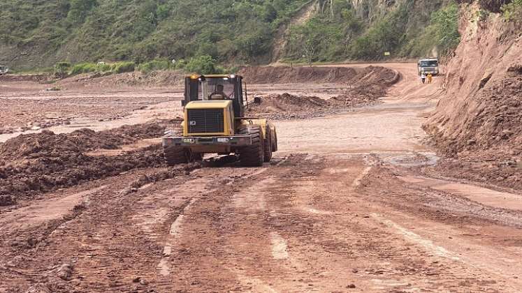 En medio de la fuerza de la naturaleza avanza la recuperación de tramo afectado por la avalancha. / Foto Cortesía