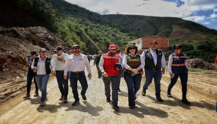 Visita a El Tarrita de la viceministra de Transporte, María Constanza Gracía, y la directora del Invías, Mercedes Gómez Villamarín. /Foto: cortesía Ángel Eduardo Sánchez