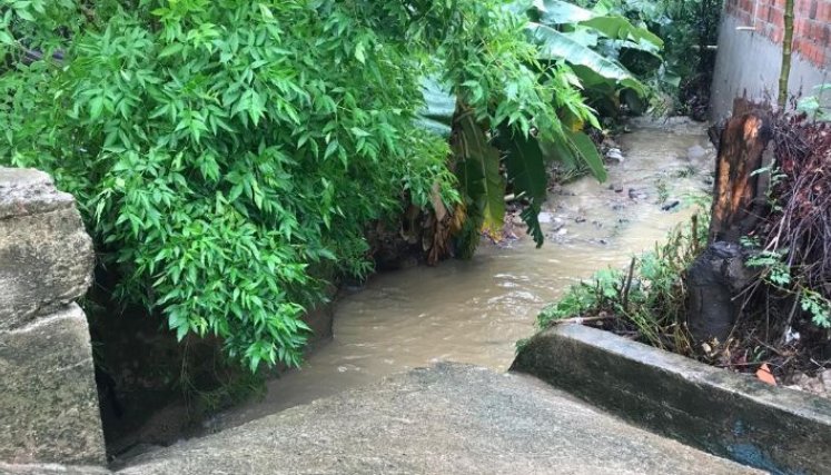 El canal se rebosó en el barrio Villa Paz. / Foto: Nicolás Mojica. 