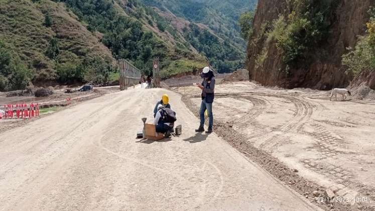 En medio de las dificultades por factores climáticos avanzan los trabajos en los accesos a los puentes metálicos./ Foto: Cortesía