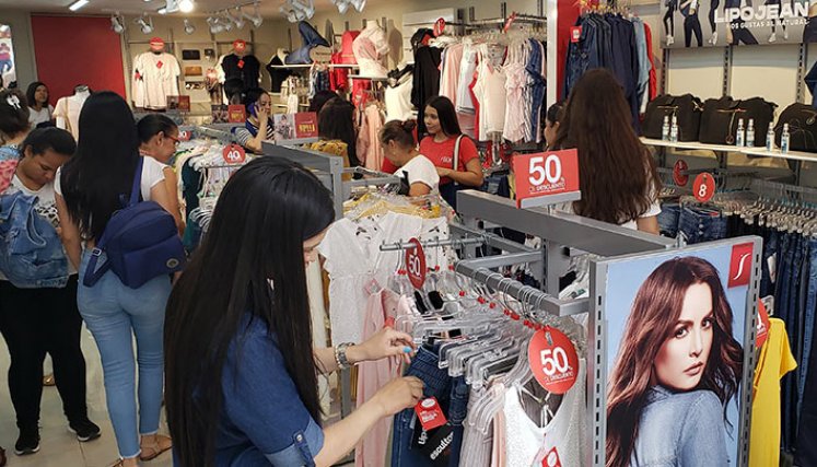 Algunos consumidores aprovecharon las ofertas del fin de semana, principalmente en ropa./Foto Archivo La Opinión