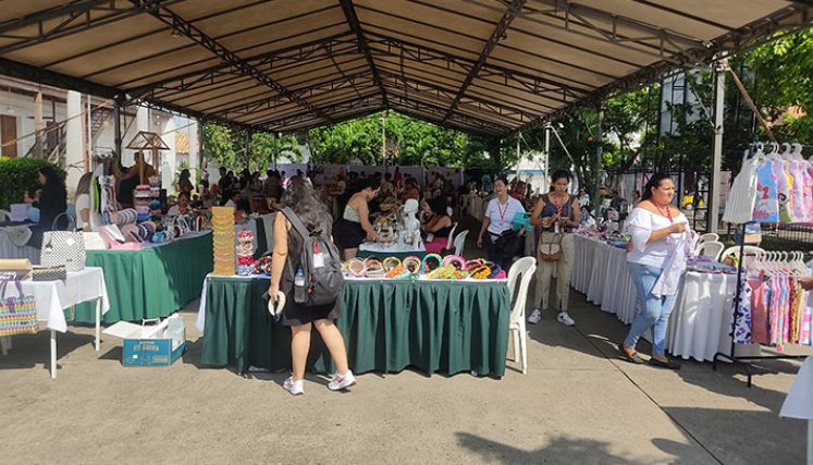 La feria Expoemprender se lleva a cabo en la Biblioteca Pública Julio Pérez Ferrero, hasta este sábado. Fotos La Opinión y cortesía