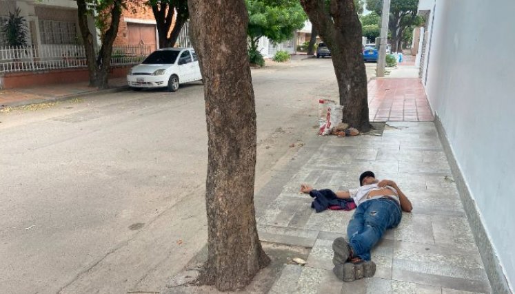 Habitante de la calle durmiendo en un andén de Barrio Blanco/La Opinión Habitante de la calle durmiendo en un andén de Barrio Blanco/La Opinión