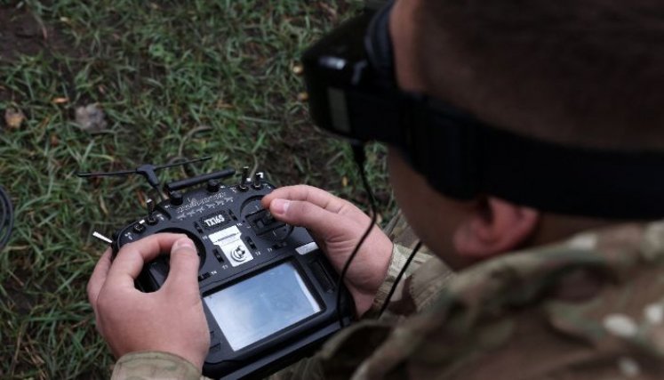 Soldados entrenan en el frente de guerra con la inteligencia artificial/Foto AFP