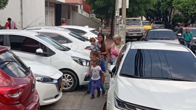 Los peatones no tienen por donde caminar por el mal parqueo que reina en el sector/Foto Orlando Carvajal/La Opinión