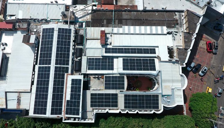 CENS y EPM le hicieron la entrega al centro médico de 215 paneles solares. / Foto: Juan Pablo Cohen