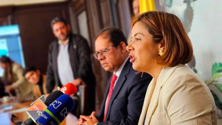 La ministra de Agricultura, Jhenifer Mojica, durante la presentación del proyecto de ley que pretende limitar el alza del impuesto predial en zonas rurales, junto al director del Instituto Geográfico Agustín Codazzi (IGAC), Gustavo Marulanda. / Foto: Cortesía