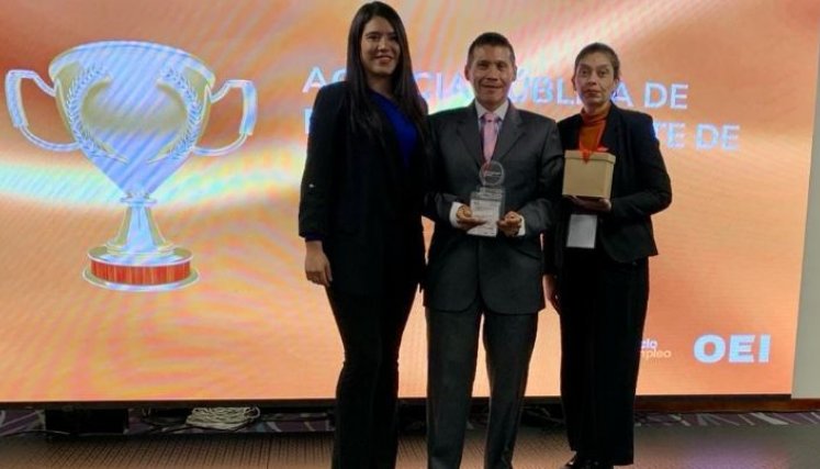 El reconocimiento fue recibido por el director regional del SENA, Carlos Arturo Contreras Monroy, gracias a que la APE logró la empleabilidad efectiva de estas poblaciones.  / Fotos: Cortesía / La Opinión 