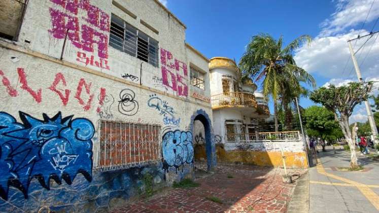 La comunidad exige prontas soluciones frente a la casa abandonada.