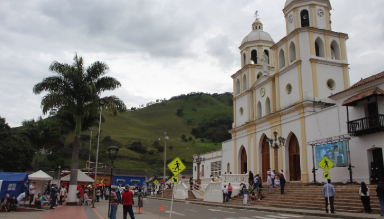 La Iglesia San Juan Bautista se encuentra al frente del parque principal.