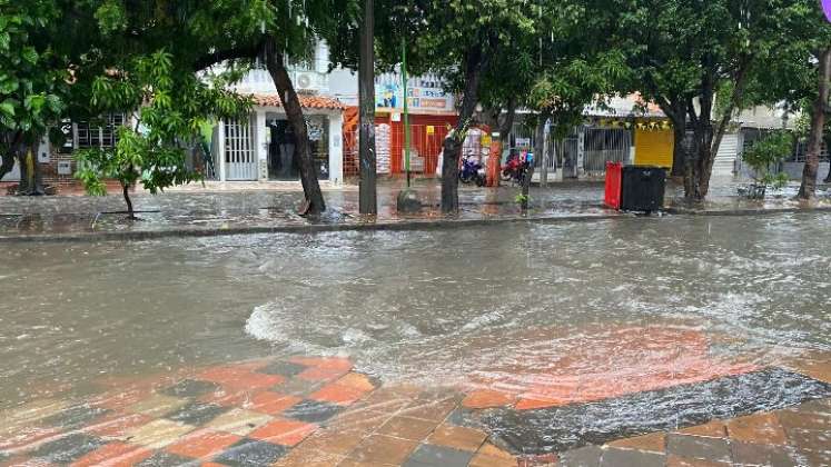 El agua se rebasa sobre la acera e inunda algunas viviendas.