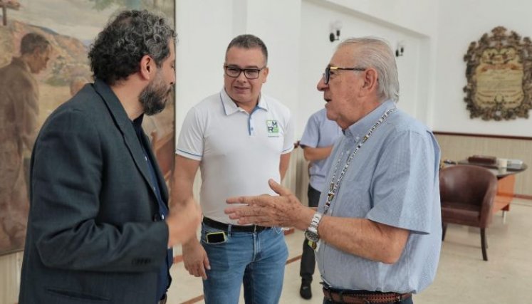 Nicolás Corso (izquierda) y el alcalde Jairo Yáñez /Foto cortesía/La Opinión