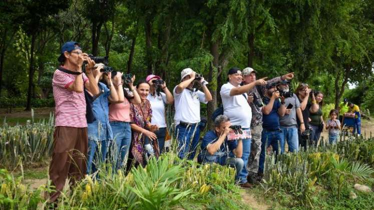 Más de 50 personas participarone en la primera ruta de avistamiento de aves en la ciudad.