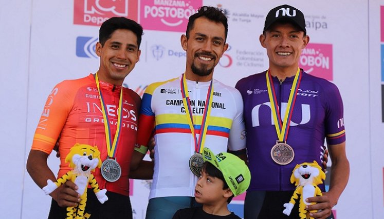 Daniel Felipe Martínez del equipo Bora-Hans-Grohe (al centro) por cuarta ocasión  obtiene la medalla de oro en la CIR de los Nacionales de ciclismo.