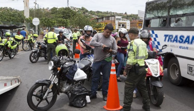 La Policía de Tránsito continuará ejerciendo sus funciones, trabajando articuladamente con los agentes de movilidad.  /Fotos: Archivo / La Opinión 