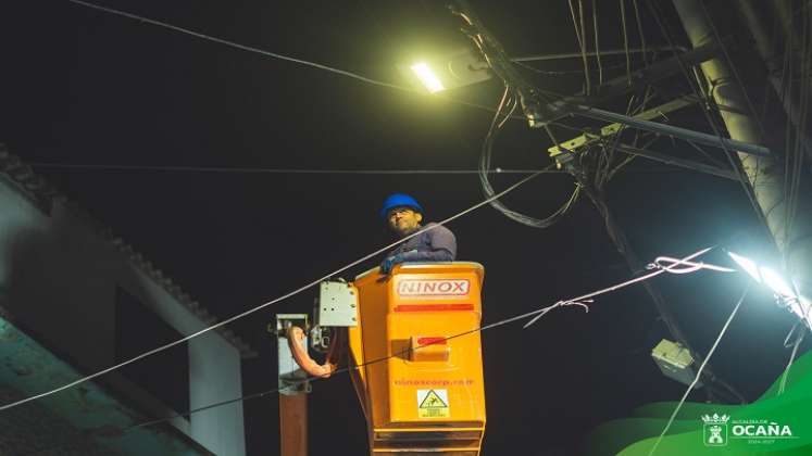 Ya empezaron con la revisión de las luminarias alrededor de la plaza de mercado. / Foto: Cortesía / La Opinión