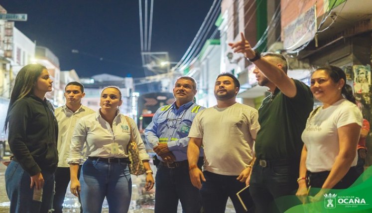 Ya empezaron con la revisión de las luminarias alrededor de la plaza de mercado. / Foto: Cortesía / La Opinión