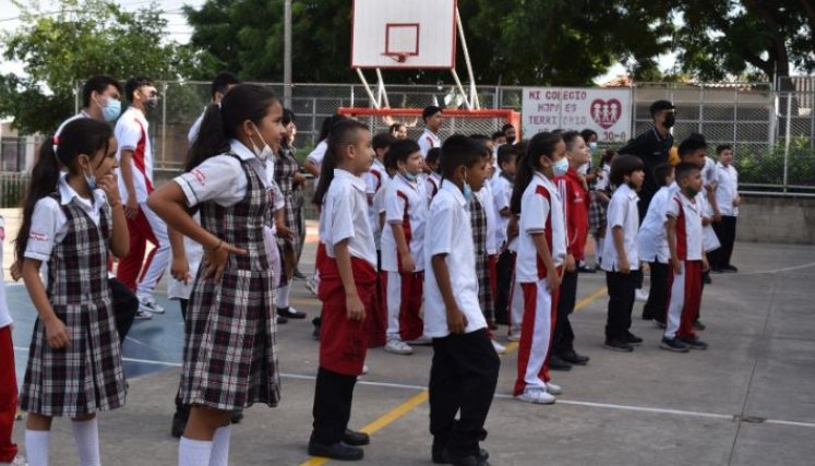 Los estudiantes van a completar dos semanas sin clase, por lo que los padres de familia esperan que el próximo lunes sí se abran las puertas del plantel educativo. / Foto: Cortesía / La Opinión