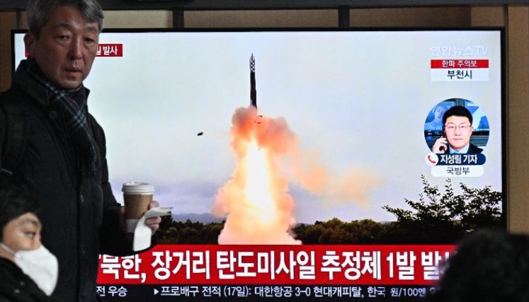 Corea del Sur-Un ciudadano observa la transmisión televisiva de una prueba de misil norcoreano, en una estación de tren en Seúl, el 18 de diciembre.