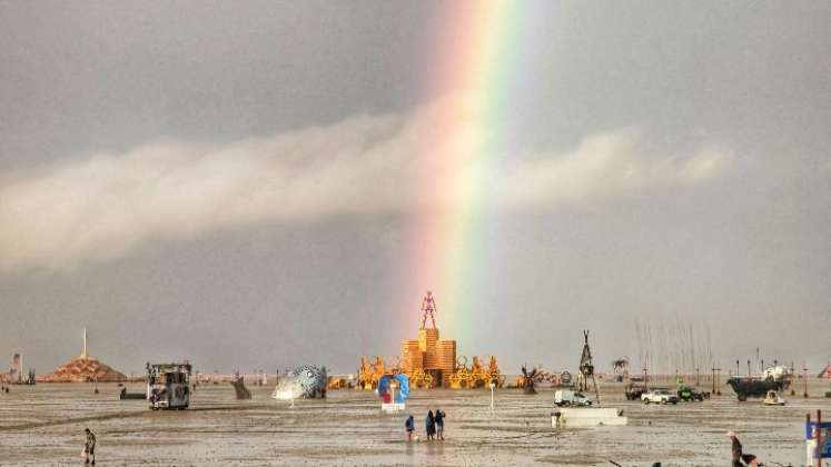 Estados Unidos-Cientos de asistentes al festival anual Burning Man, en el desierto Black Rock de Nevada, presenciaron un arco iris tras las inundaciones en una llanura desértica el 1 de septiembre.