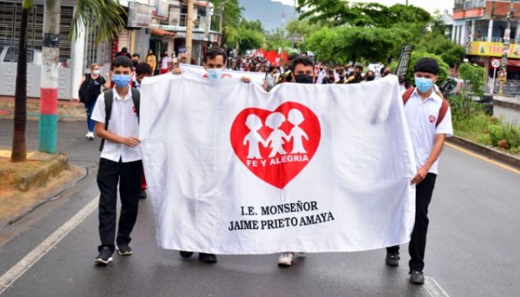 Los estudiantes van a completar dos semanas sin clase, por lo que los padres de familia esperan que el próximo lunes sí se abran las puertas del plantel educativo. / Foto: Cortesía / La Opinión