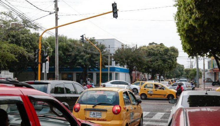 La Policía de Tránsito continuará ejerciendo sus funciones, trabajando articuladamente con los agentes de movilidad.  /Fotos: Archivo / La Opinión 