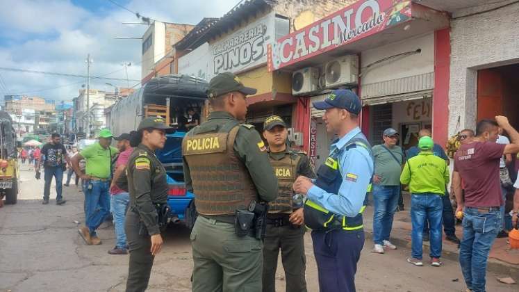 Ya empezaron con la revisión de las luminarias alrededor de la plaza de mercado. / Foto: Cortesía / La Opinión