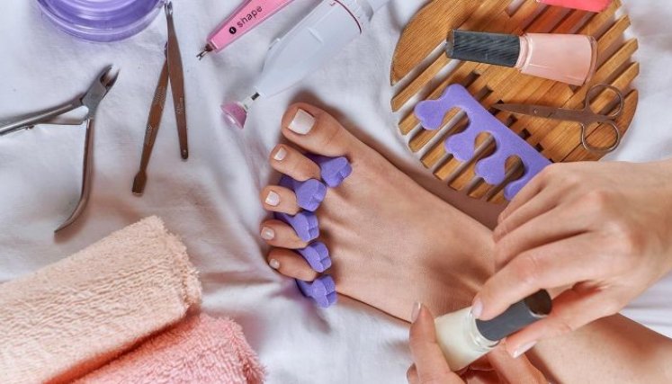 Si una pedicurista no tiene los conocimientos sobre el cuidado de los pies, más allá de lo estético, no puede tratar patologías de los pies como uñas incarnadas, heridas o grietas, ya que pueden desencadenar un problema.