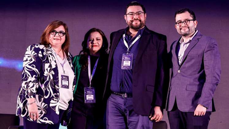     El equipo de Edutools del Tecnológico de Monterrey, que promueve la publicación de herramientas tecnológicas que ayudan a enriquecer el proceso de enseñanza-aprendizaje, hizo un análisis de diversas aplicaciones que usan los maestros y los estudiantes y seleccionó las diez más útiles.  Bertha Saldívar, directora de Tecnologías Educativas del Tecnológico Monterrey, explicó que se revisaron más de 100 aplicaciones, juegos y otras tecnologías para enriquecer el aprendizaje de los alumnos dentro y fuera del