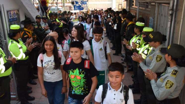 En Cúcuta, los estudiantes recibieron kits escolares por parte de la administración municipal. / Fotos: Cortesía / La Opinión 