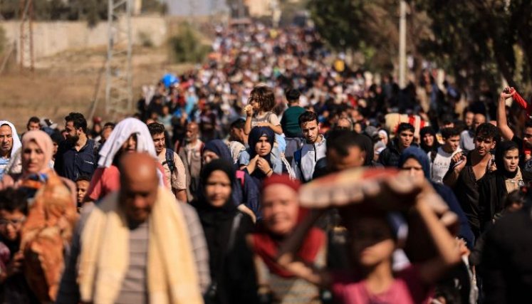 Territorios palestinos-Familias palestinas huyen de Gaza por una carretera el 10 de noviembre, en medio de la guerra entre Israel y Hamas. Miles de palestinos han estado huyendo de los intensos ataques de los militantes.