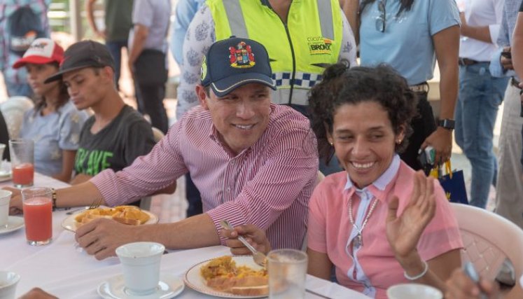 El alcalde Jorge Acevedo celebró su cumpleaños, el sábado, con un grupo de habitantes de la calle/Foto Rodrigo Sandoval/La Opinión