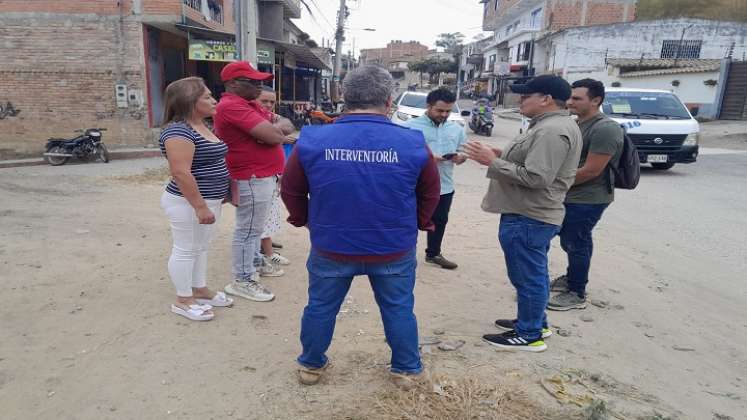 Representantes de la firma contratista visitaron a la comunidad inconforme por los trabajos./ Foto Cortesía