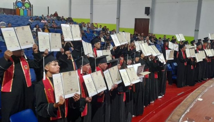 Los títulos de bachiller los entrega el Centro Educativo Integral Latinoamericano (Ceil) ubicado en Bogotá.  / Fotos: Cortesía / La Opinión