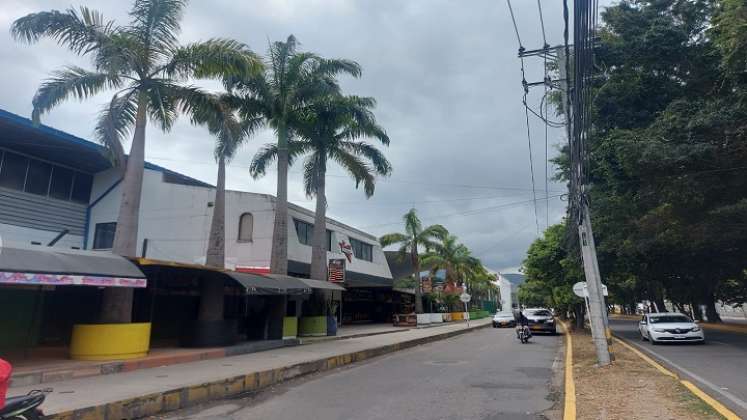 Las canchas alternas al coliseo cubierto se encuentran a oscuras debido al accionar de los delincuentes./ Foto Javier Sarabia/La Opinión