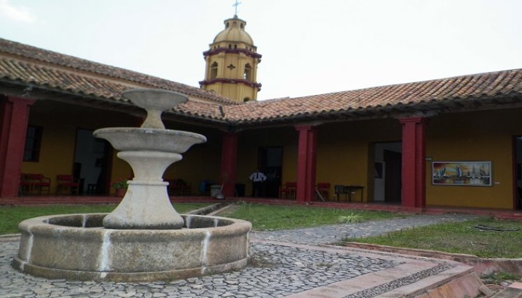 El lugar de mayor peregrinación es el santuario del agua de la virgen donde se venera la imagen de la patrona de los ocañeros.