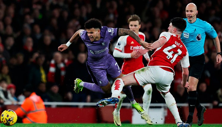 El Arsenal domina al Liverpool y agita la batalla por el título