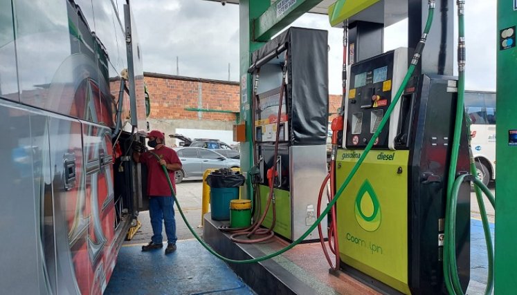 Conflicto por abastecimiento de combustibles se resolvió de manera temporal tras reunión de autoridades gubernamentales y gremios. Foto Cortesía.